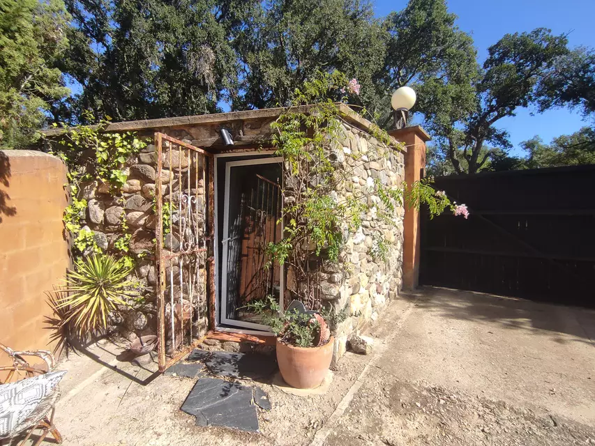 Rustikales Anwesen im Empordà, mit einem Haus mit 2 Schlafzimmern in Rabós. Genießen Sie ein Paradies der Ruhe in diesem einzigartigen Anwesen.