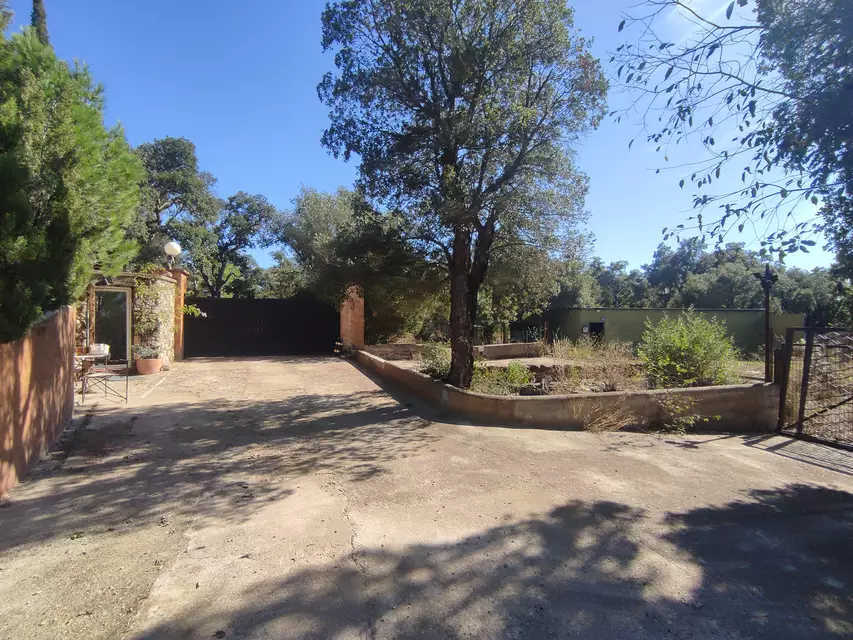 Propriété rustique de dans l'Empordà, avec une maison de 2 chambres à Rabós. Profitez d'un paradis de tranquillité dans cette propriété unique.