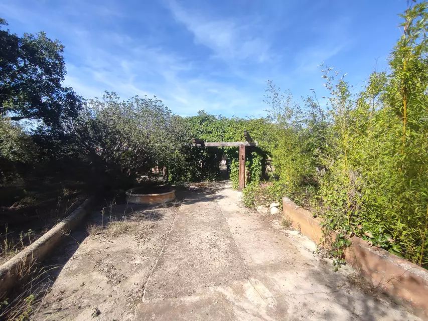 Propriété rustique de dans l'Empordà, avec une maison de 2 chambres à Rabós. Profitez d'un paradis de tranquillité dans cette propriété unique.