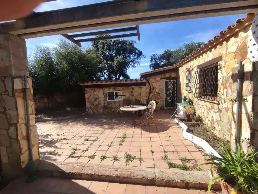 Rustikales Anwesen im Empordà, mit einem Haus mit 2 Schlafzimmern in Rabós. Genießen Sie ein Paradies der Ruhe in diesem einzigartigen Anwesen.