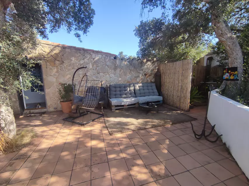 Propriété rustique de dans l'Empordà, avec une maison de 2 chambres à Rabós. Profitez d'un paradis de tranquillité dans cette propriété unique.