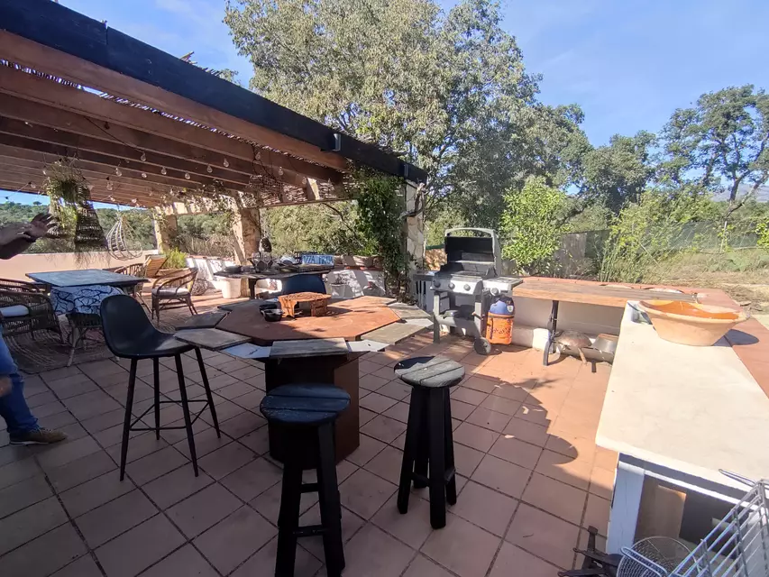 Propriété rustique de dans l'Empordà, avec une maison de 2 chambres à Rabós. Profitez d'un paradis de tranquillité dans cette propriété unique.