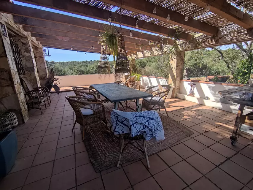 Propriété rustique de dans l'Empordà, avec une maison de 2 chambres à Rabós. Profitez d'un paradis de tranquillité dans cette propriété unique.