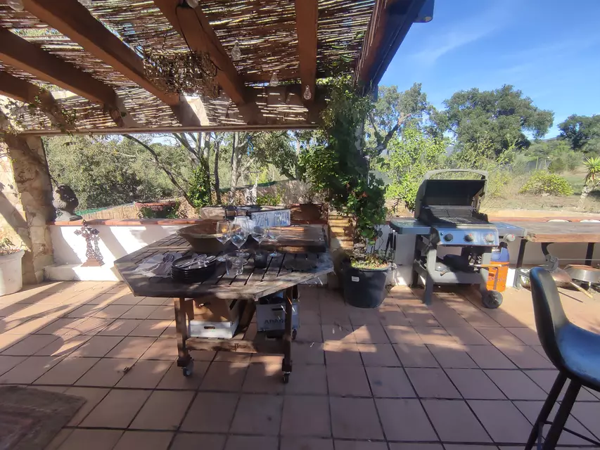 Propriété rustique de dans l'Empordà, avec une maison de 2 chambres à Rabós. Profitez d'un paradis de tranquillité dans cette propriété unique.