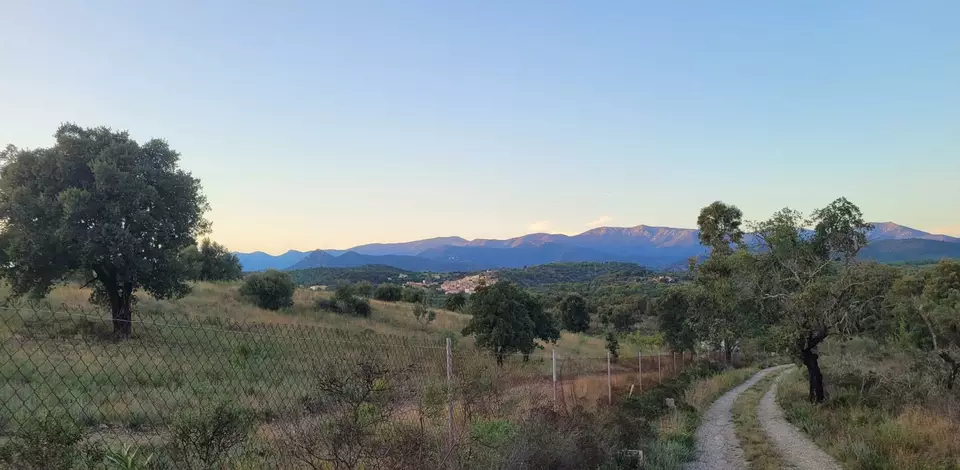 Propriété rustique de dans l'Empordà, avec une maison de 2 chambres à Rabós. Profitez d'un paradis de tranquillité dans cette propriété unique.