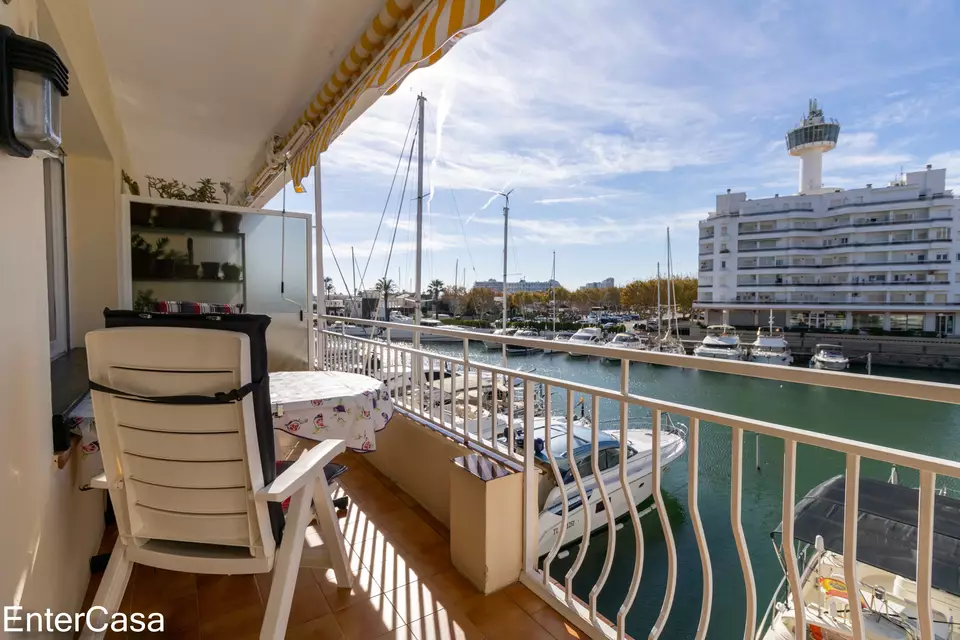 Grand studio cabine avec vue spectaculaire sur le canal. Découvrez votre nouvelle maison avec la meilleure vue !