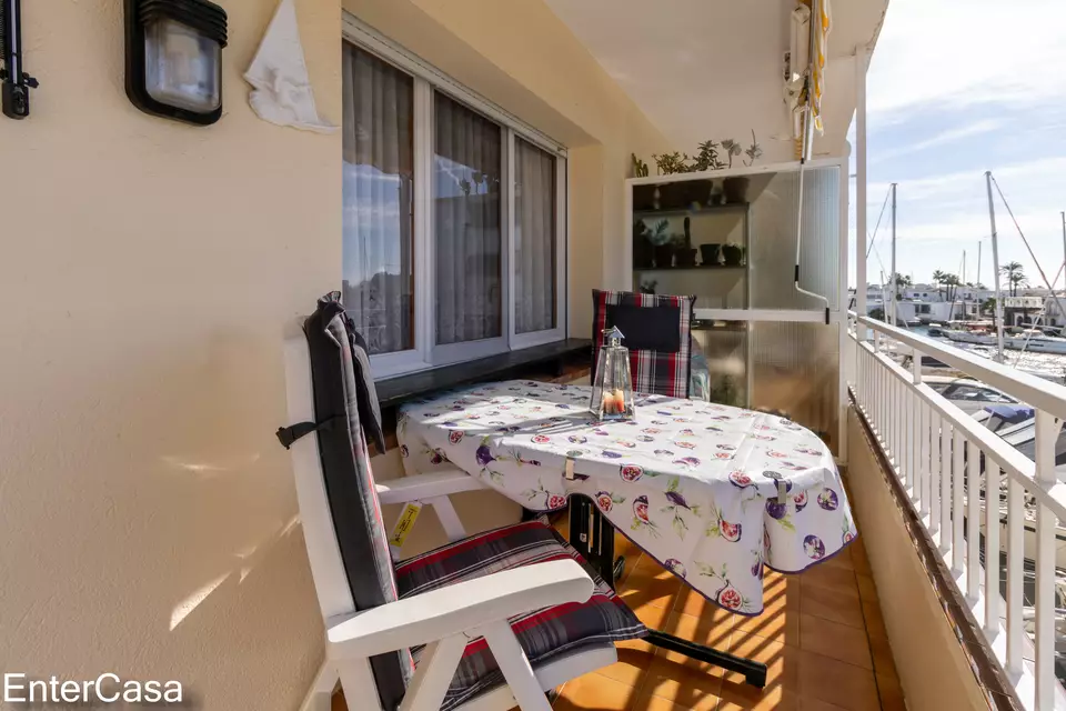 Spacious studio cabin with spectacular views of the canal. Discover your new home with the best view!