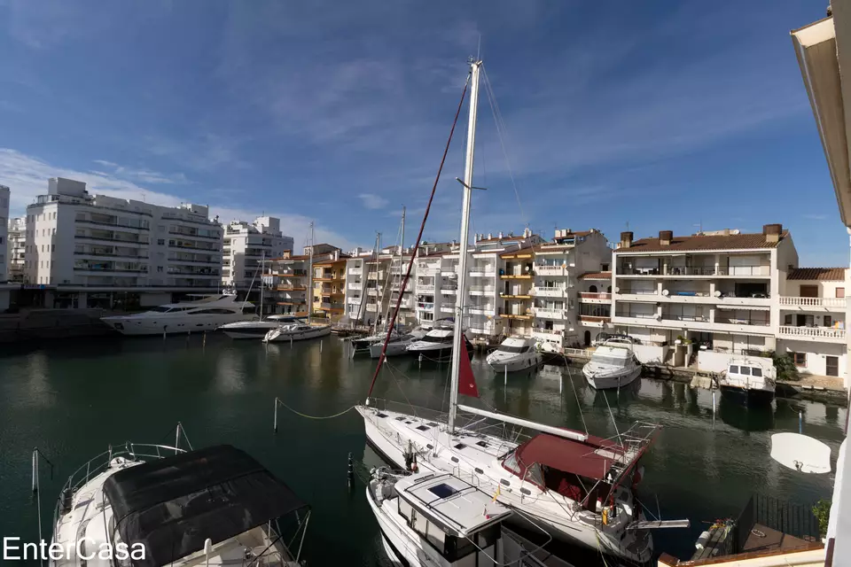 Grand studio cabine avec vue spectaculaire sur le canal. Découvrez votre nouvelle maison avec la meilleure vue !