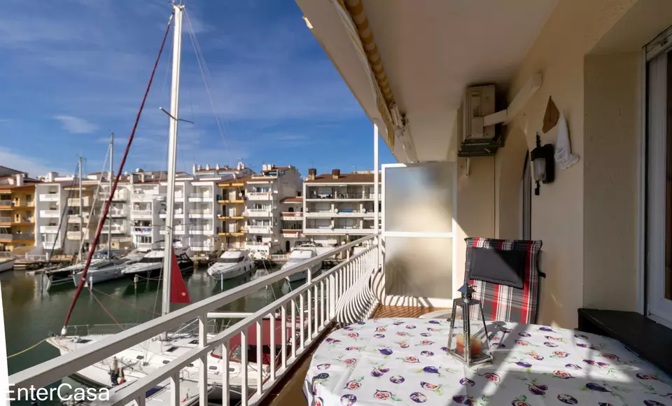 Amplio estudio cabina con vistas espectaculares al canal. ¡Descubre tu nuevo hogar con la mejor vista!