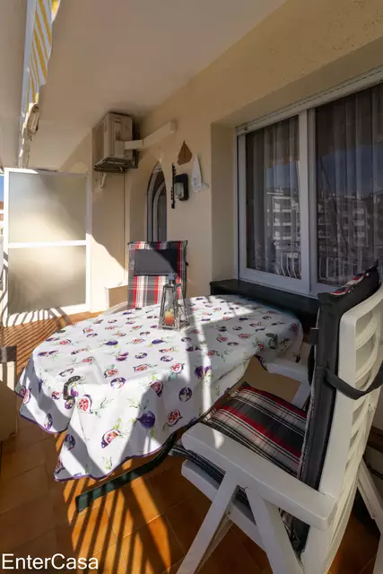 Amplio estudio cabina con vistas espectaculares al canal. ¡Descubre tu nuevo hogar con la mejor vista!