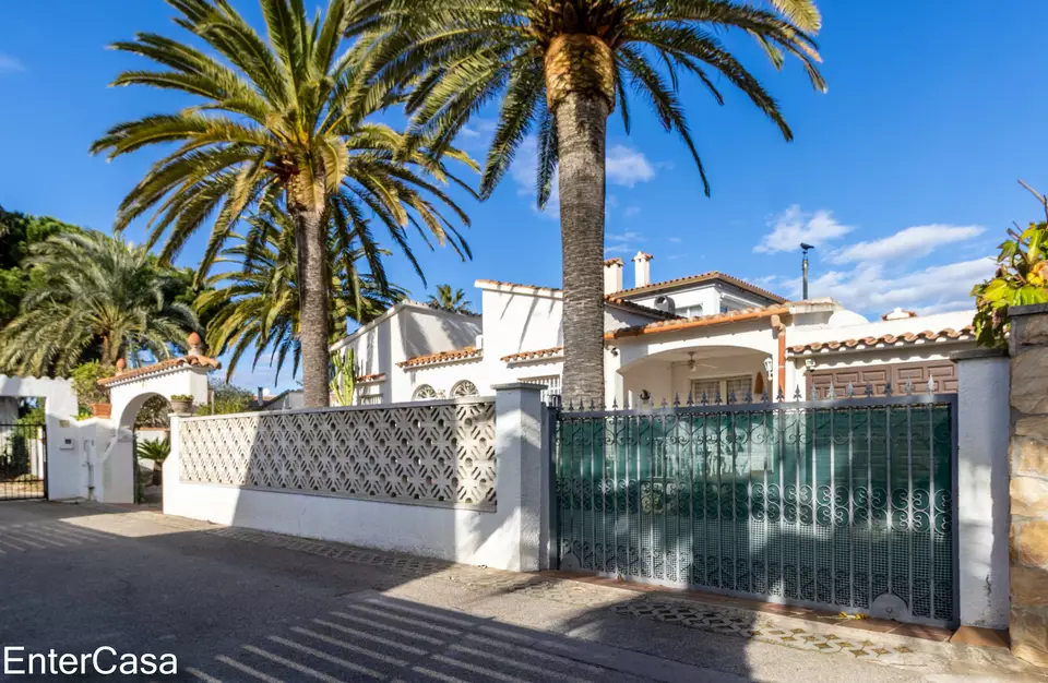 Àmplia Casa a la millor zona residencial d'Empuriabrava amb 1 apartament de convidats