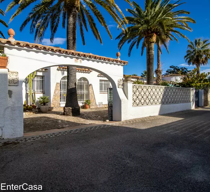 Àmplia Casa a la millor zona residencial d'Empuriabrava amb 1 apartament de convidats