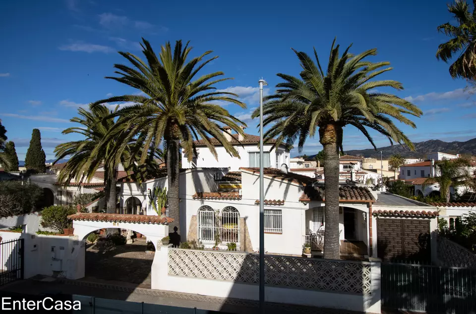 Àmplia Casa a la millor zona residencial d'Empuriabrava amb 1 apartament de convidats