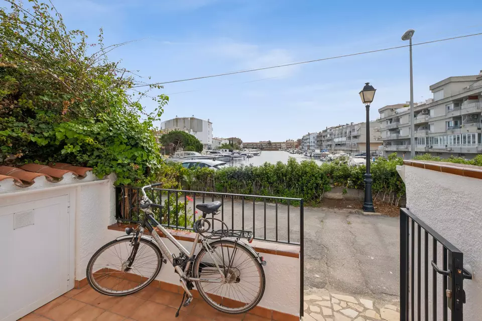 Maison avec une architecture traditionnelle espagnole avec des touches de modernité.