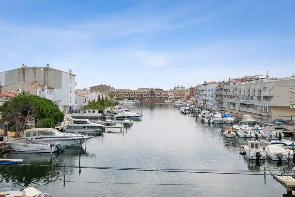 Maison avec une architecture traditionnelle espagnole avec des touches de modernité.