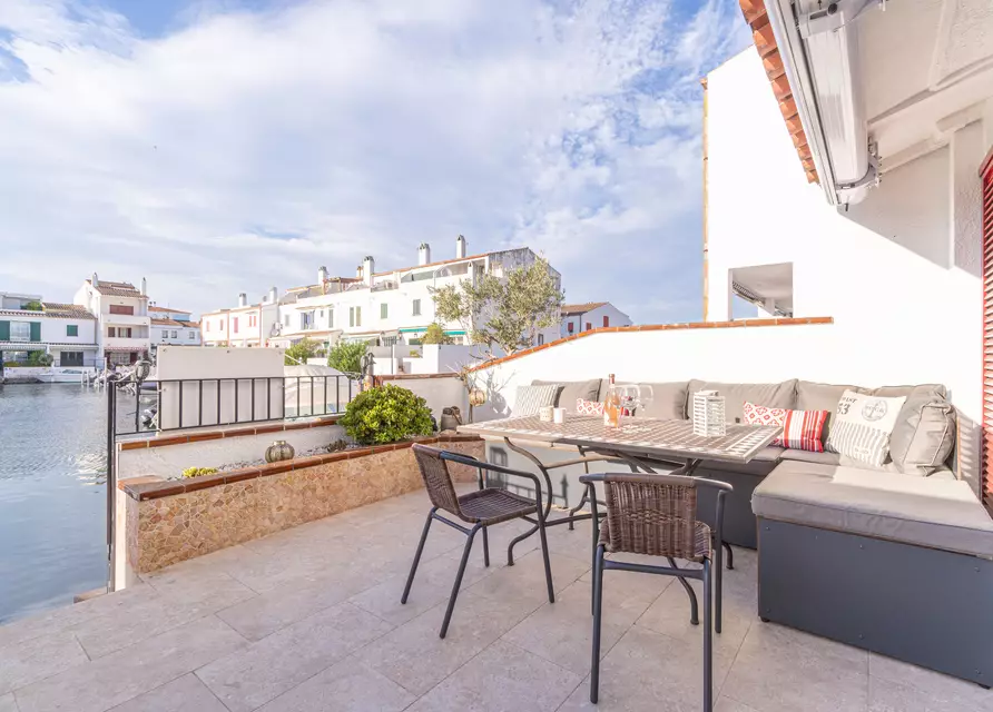 Casa con arquitectura tradicional española con toques de modernidad.