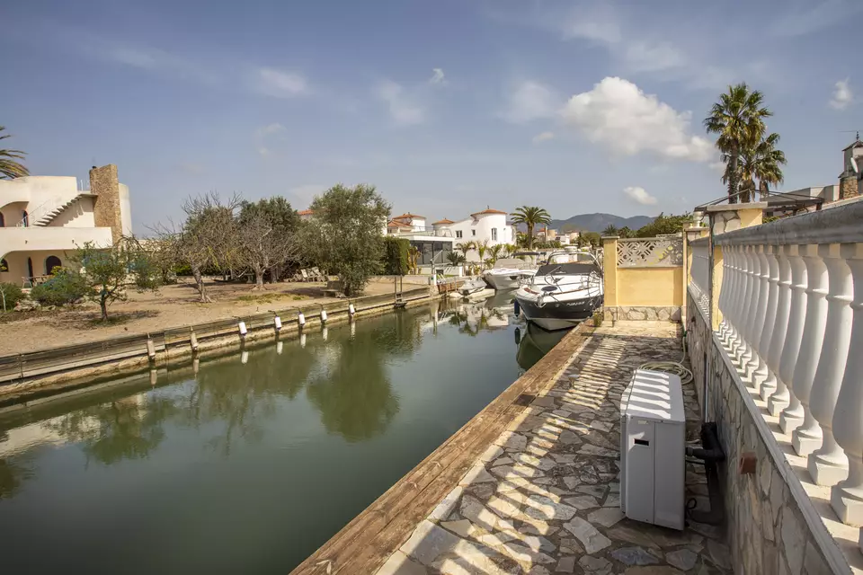 Magnífica villa en el canal Norfeu 4 dormitorios, amarre de 12,5 m, piscina