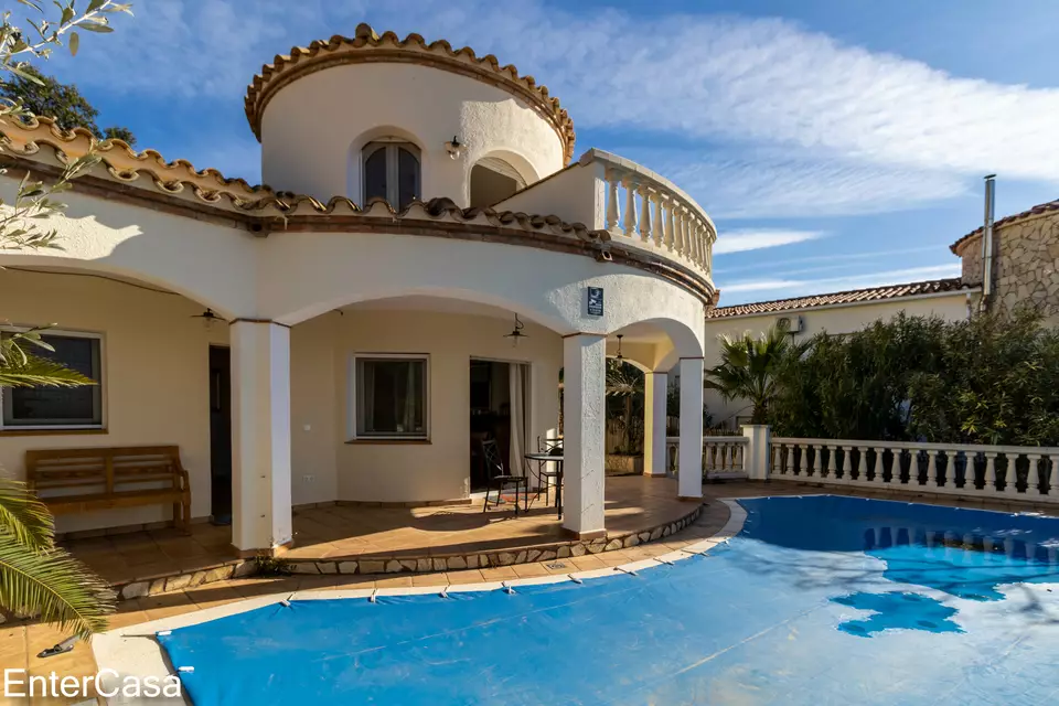 Wonderful villa, located in the luxurious urbanization of Can Isaac