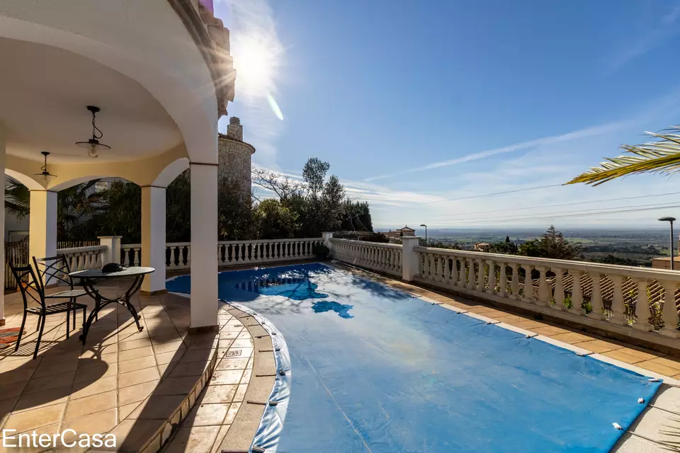 Wonderful villa, located in the luxurious urbanization of Can Isaac