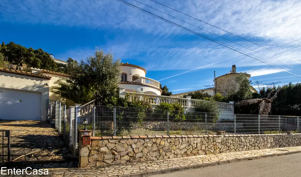 Meravellosa vila, ubicada a la luxosa urbanització de Can Isaac