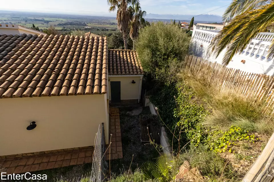 Meravellosa vila, ubicada a la luxosa urbanització de Can Isaac