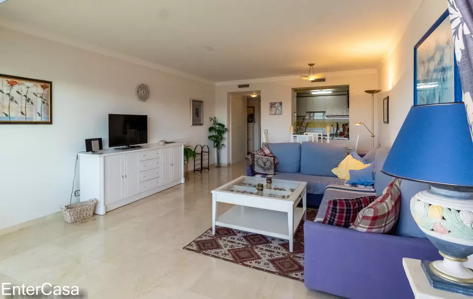 Fantastic 2 Bedroom Apartment with Communal Pool