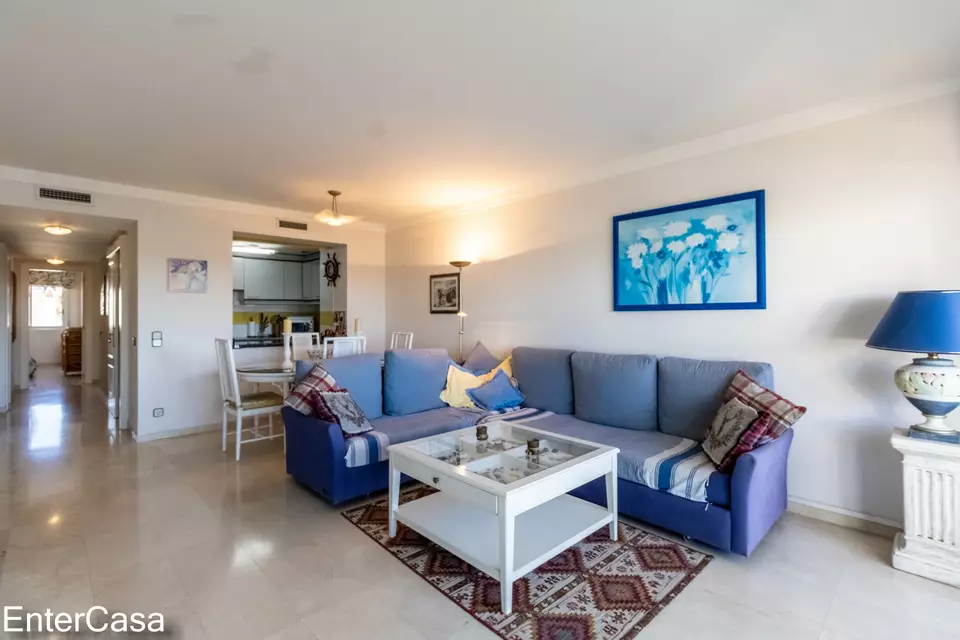 Fantastic 2 Bedroom Apartment with Communal Pool