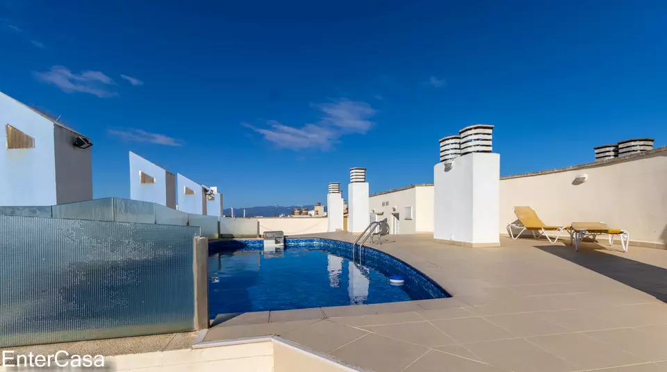 Fantastic 2 Bedroom Apartment with Communal Pool