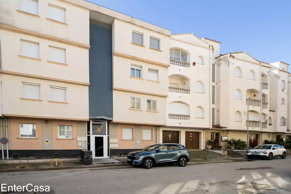 Fantastic 2 Bedroom Apartment with Communal Pool