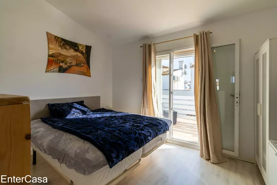 Maison jumelée récemment rénovée avec 3 chambres, 2 salles de bains, garage et jacuzzi. Une opportunité unique de vivre avec style et confort !