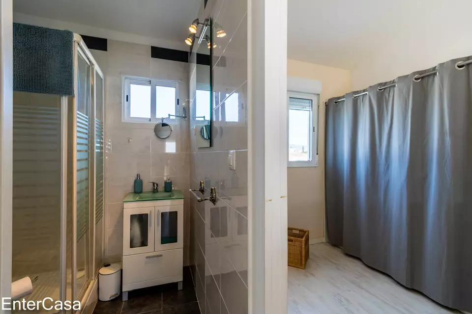 Maison jumelée récemment rénovée avec 3 chambres, 2 salles de bains, garage et jacuzzi. Une opportunité unique de vivre avec style et confort !