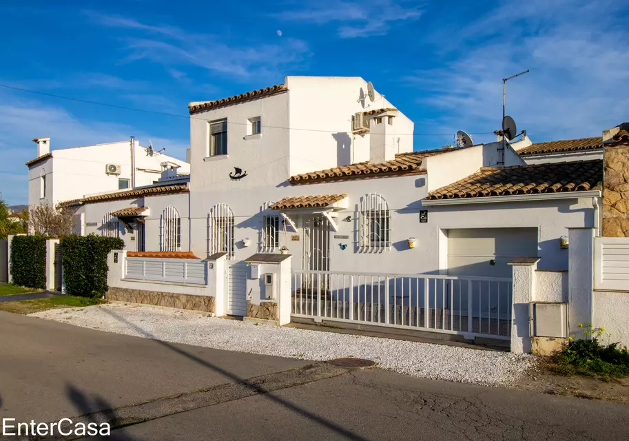 Maison jumelée récemment rénovée avec 3 chambres, 2 salles de bains, garage et jacuzzi. Une opportunité unique de vivre avec style et confort !