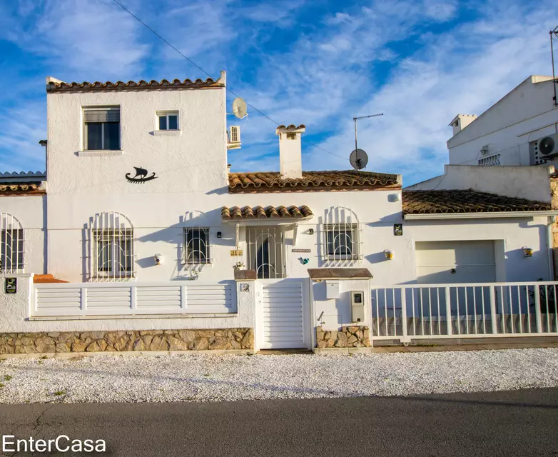 Maison jumelée récemment rénovée avec 3 chambres, 2 salles de bains, garage et jacuzzi. Une opportunité unique de vivre avec style et confort !