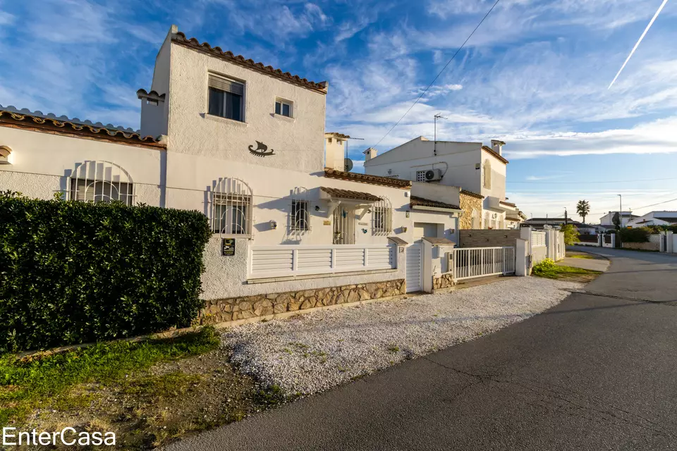 Maison jumelée récemment rénovée avec 3 chambres, 2 salles de bains, garage et jacuzzi. Une opportunité unique de vivre avec style et confort !