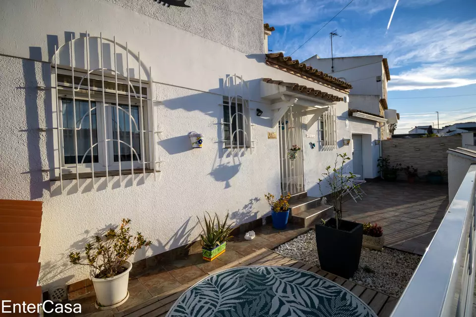 Maison jumelée récemment rénovée avec 3 chambres, 2 salles de bains, garage et jacuzzi. Une opportunité unique de vivre avec style et confort !