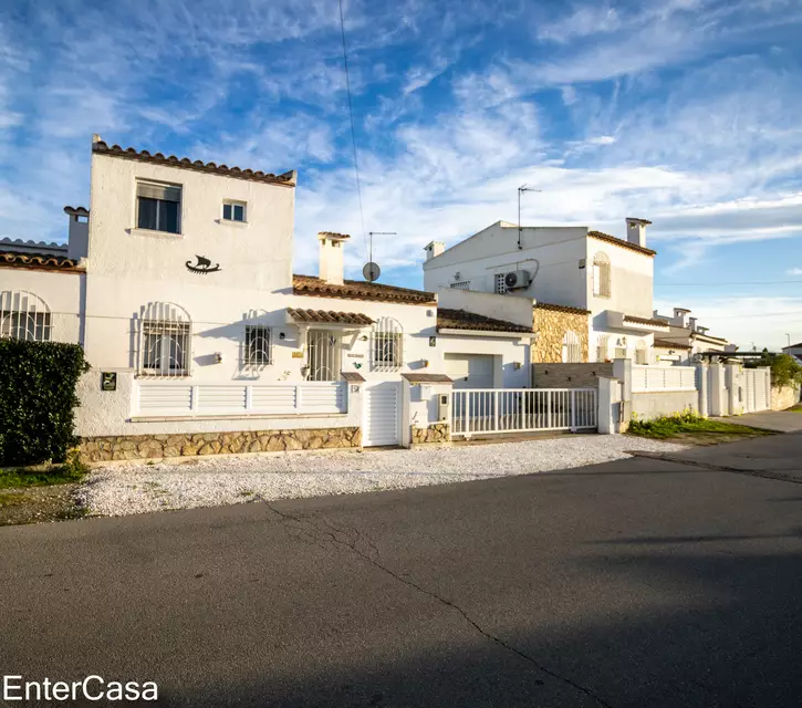 Maison jumelée récemment rénovée avec 3 chambres, 2 salles de bains, garage et jacuzzi. Une opportunité unique de vivre avec style et confort !