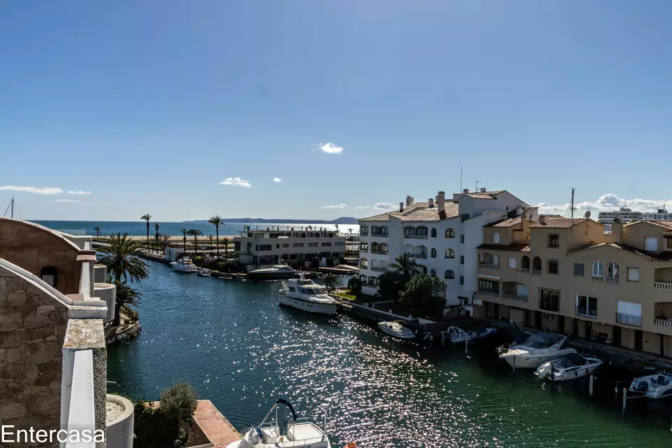 Duplex Apartment with Mooring, Garage and Private Pool unique in Empuriabrava