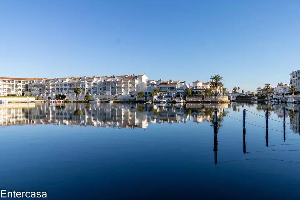 Apartment facing the Sant Maurici lake with private mooring, in the charming canals of Empuriabrava. Your oasis awaits you!