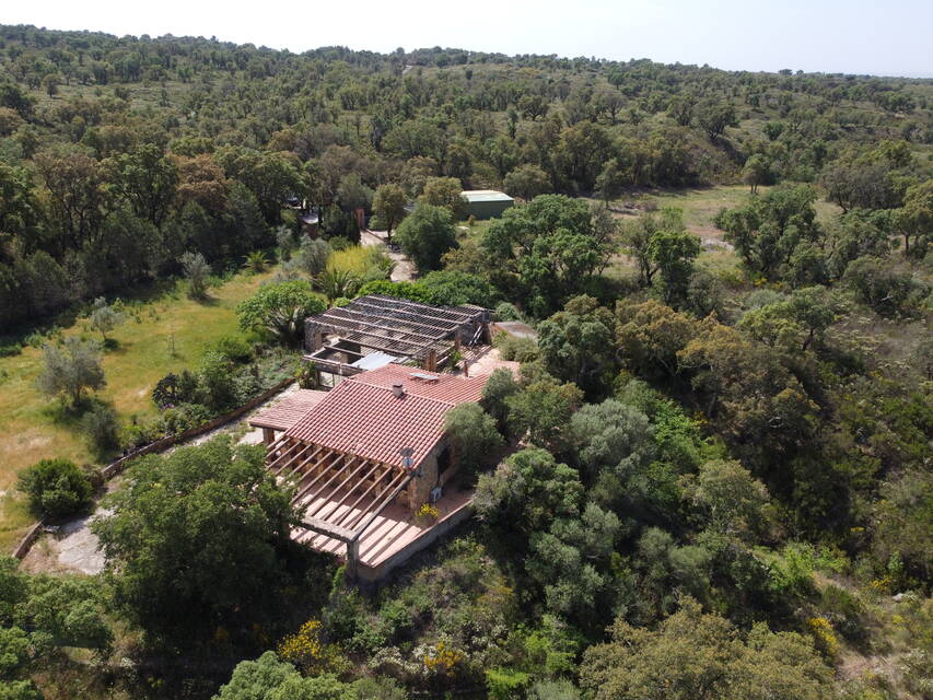 Finca rústica en el Empordà, con casa de 2 dormitorios en Rabós. Disfruta de un paraíso de tranquilidad en esta propiedad única.